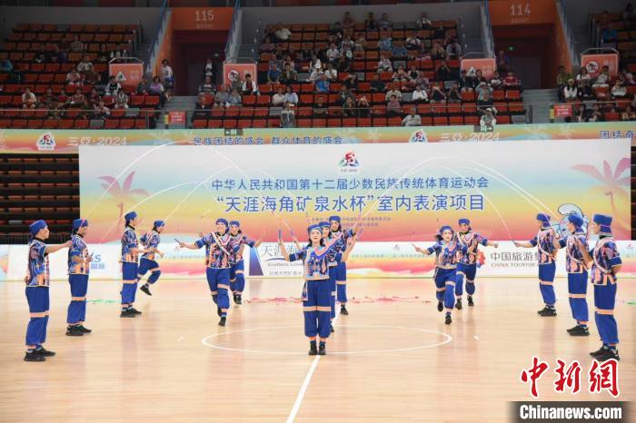 三亚初冬炽热阳光下的火彝绳花：以一根绳子跳