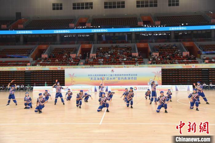 三亚初冬炽热阳光下的火彝绳花：以一根绳子跳