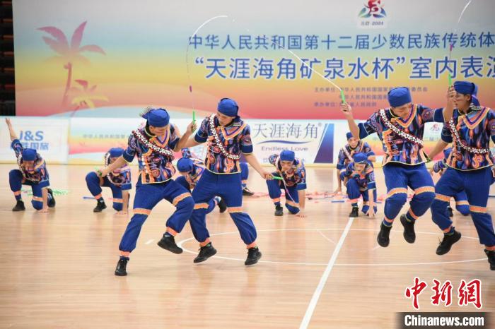 三亚初冬炽热阳光下的火彝绳花：以一根绳子跳