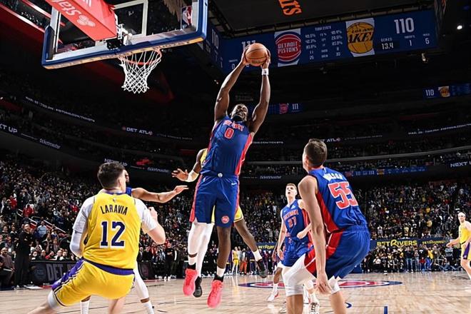 底特律活塞力克湖人登顶东部 杜伦两双助球队豪