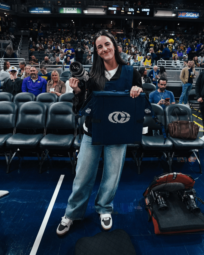 凯特琳-克拉克现身步行者对阵湖人比赛场边拍摄