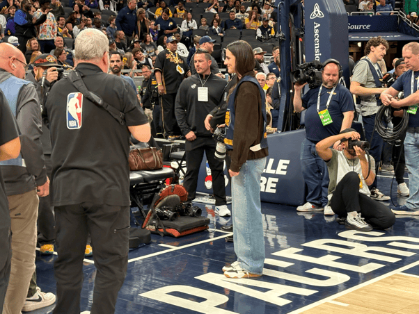 凯特琳-克拉克现身步行者对阵湖人比赛场边拍摄