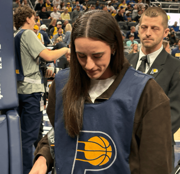 凯特琳-克拉克现身步行者对阵湖人比赛场边拍摄