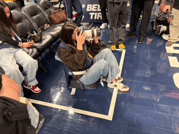 凯特琳-克拉克现身步行者对阵湖人比赛场边拍摄