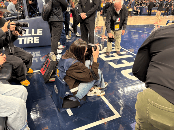 凯特琳-克拉克现身步行者对阵湖人比赛场边拍摄