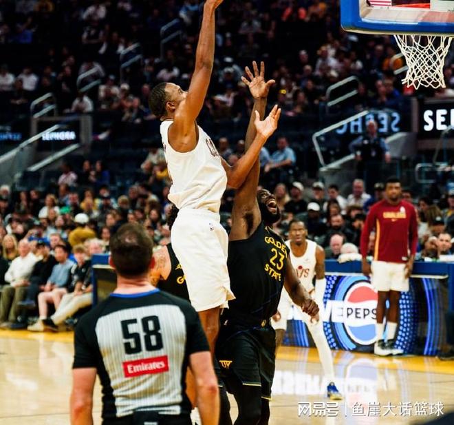 勇士背靠背作战难阻骑士险胜，库里状态回暖引