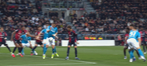 那不勒斯客场力克卡利亚里 4连胜登顶积分榜