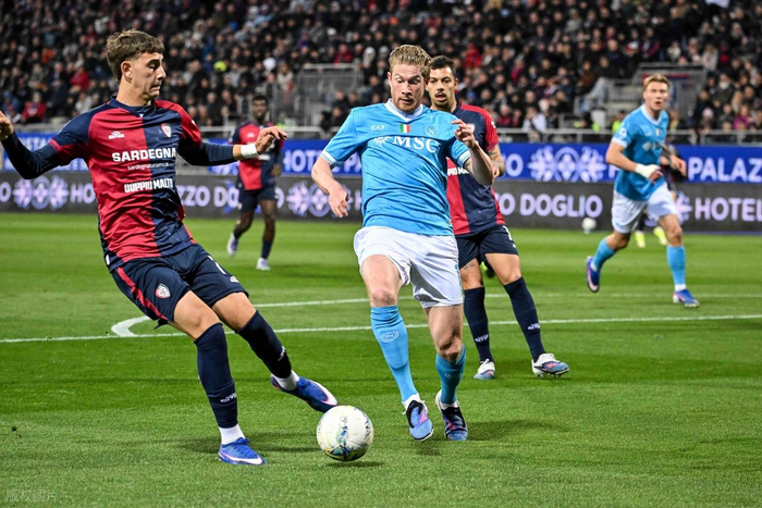 那不勒斯客场力克卡利亚里 4连胜登顶积分榜