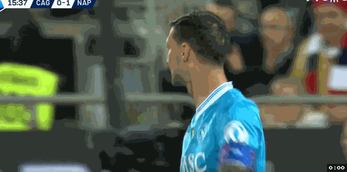 那不勒斯客场力克卡利亚里 4连胜登顶积分榜