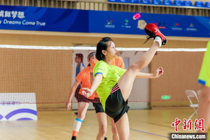 首届“旋羽杯”成都毽球邀请赛开赛 川渝选手展